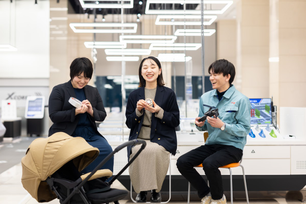 左から、ミネベアミツミの勝田さん、廣瀨さん、ピジョンの折野さん。