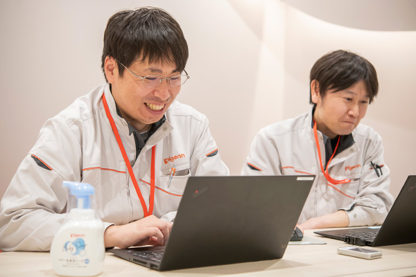 パソコンを見て笑顔で話している廣田さん、小野さんの写真